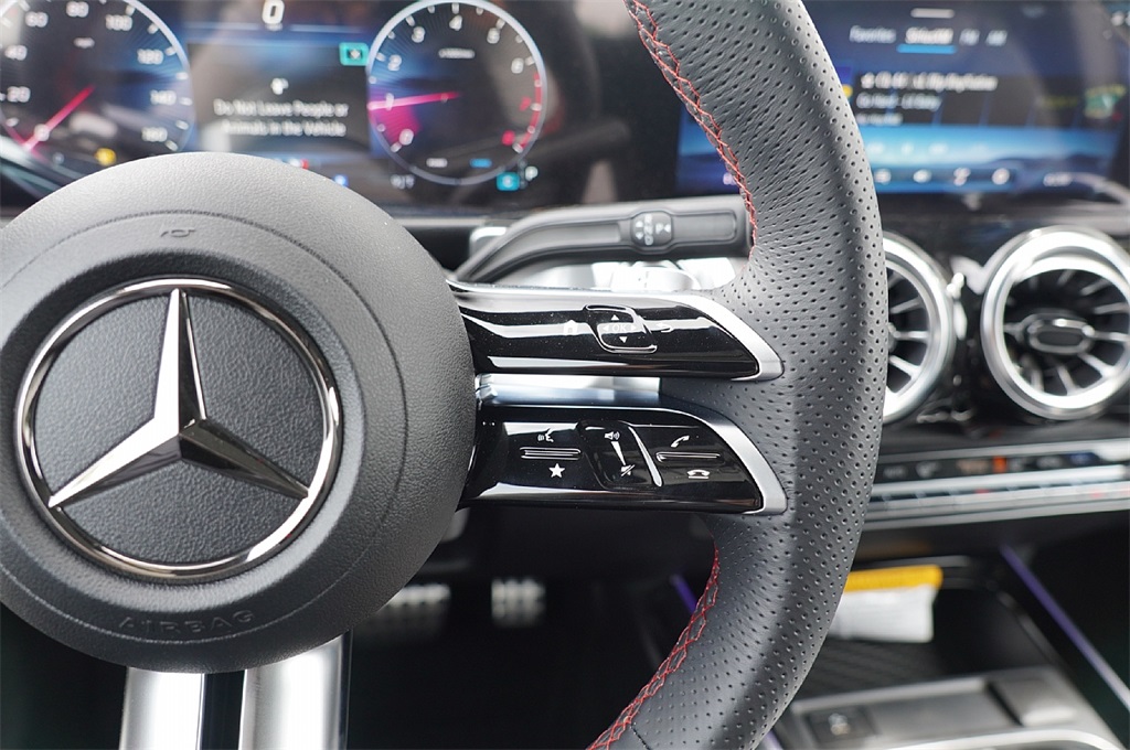 2025 Mercedes Benz GLB 250 photo 4