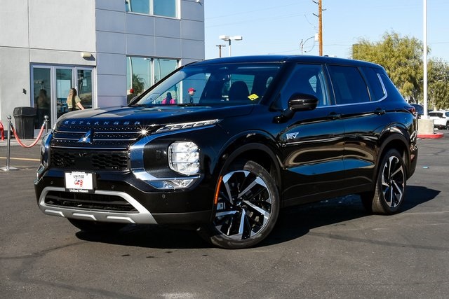 2024 Mitsubishi Outlander Plug-in Hybrid SE's photo