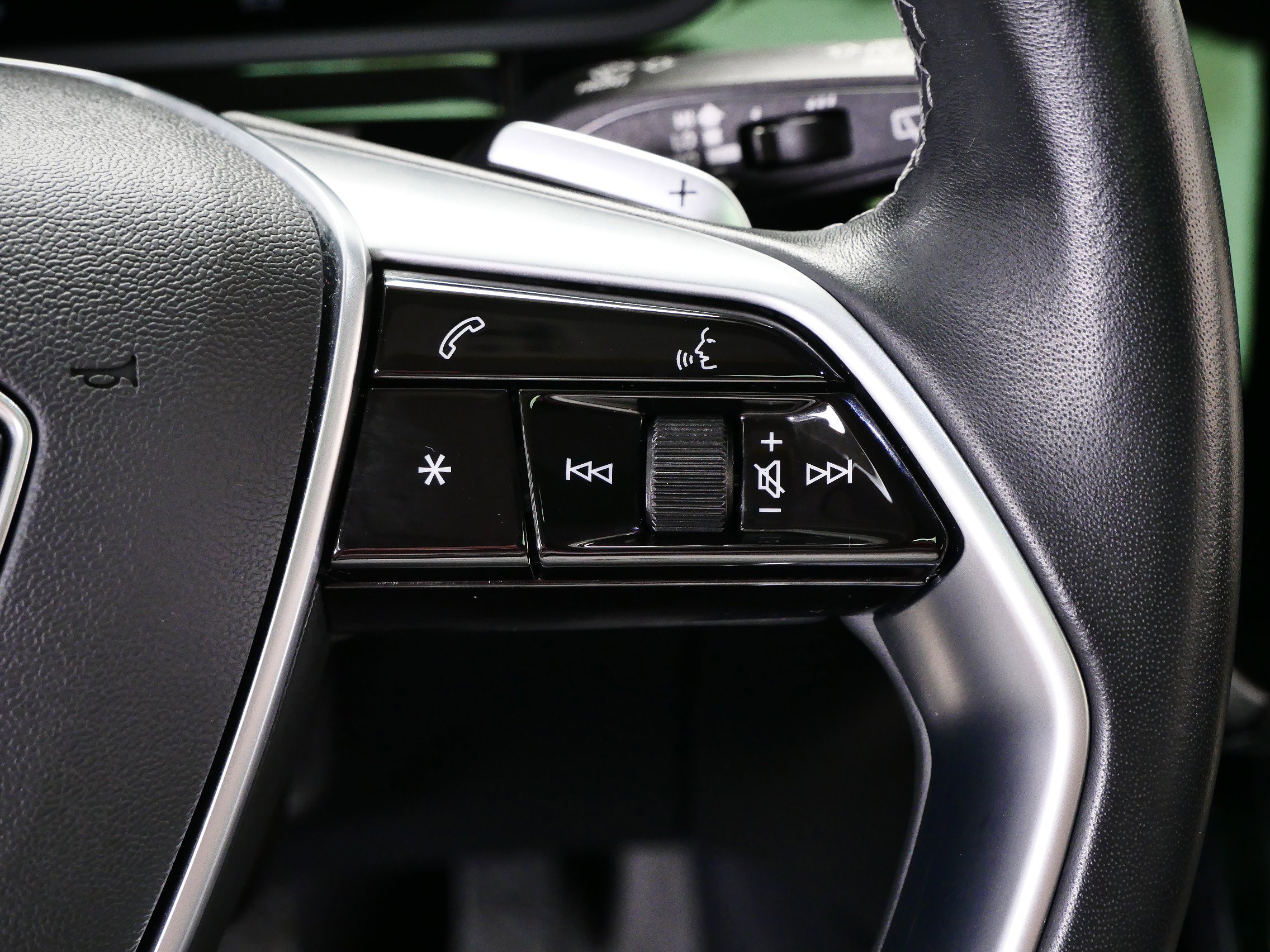2024 Audi Q8 E-tron Premium Plus photo 18