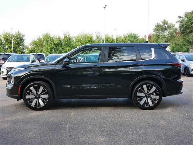 2025 Mitsubishi Outlander SE photo 4