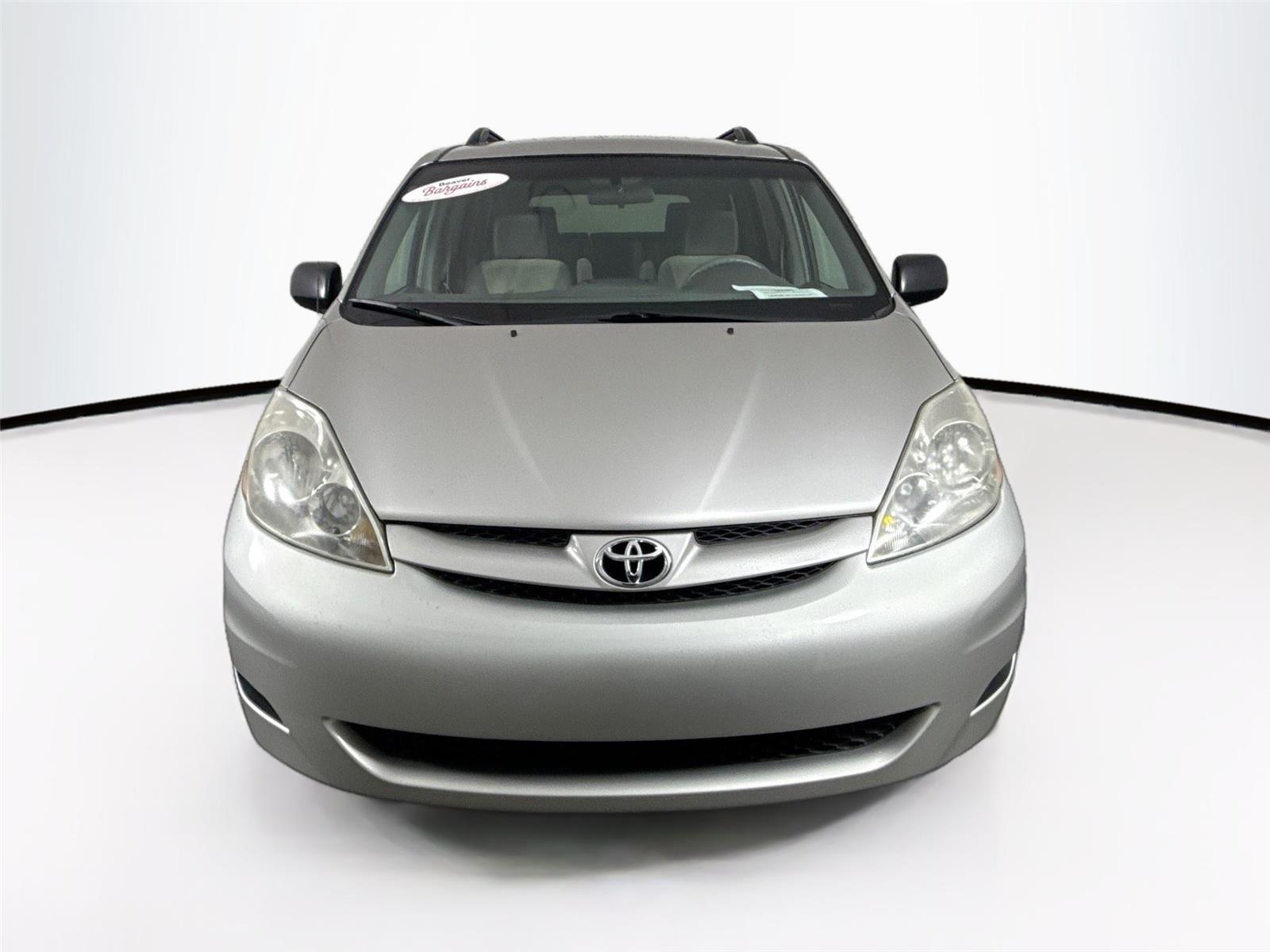 2008 Toyota Sienna LE photo 3