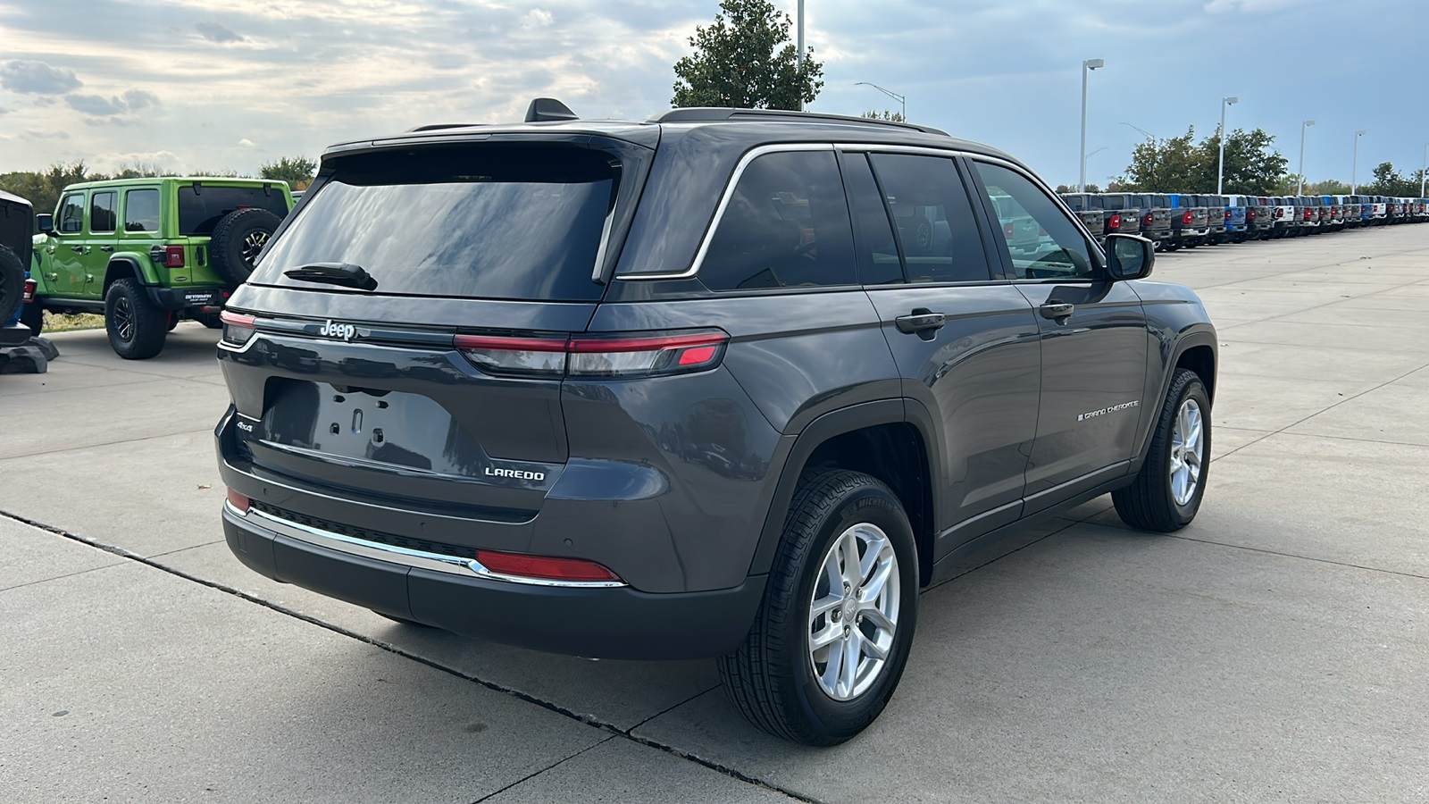 2025 Jeep Grand Cherokee Laredo photo 3