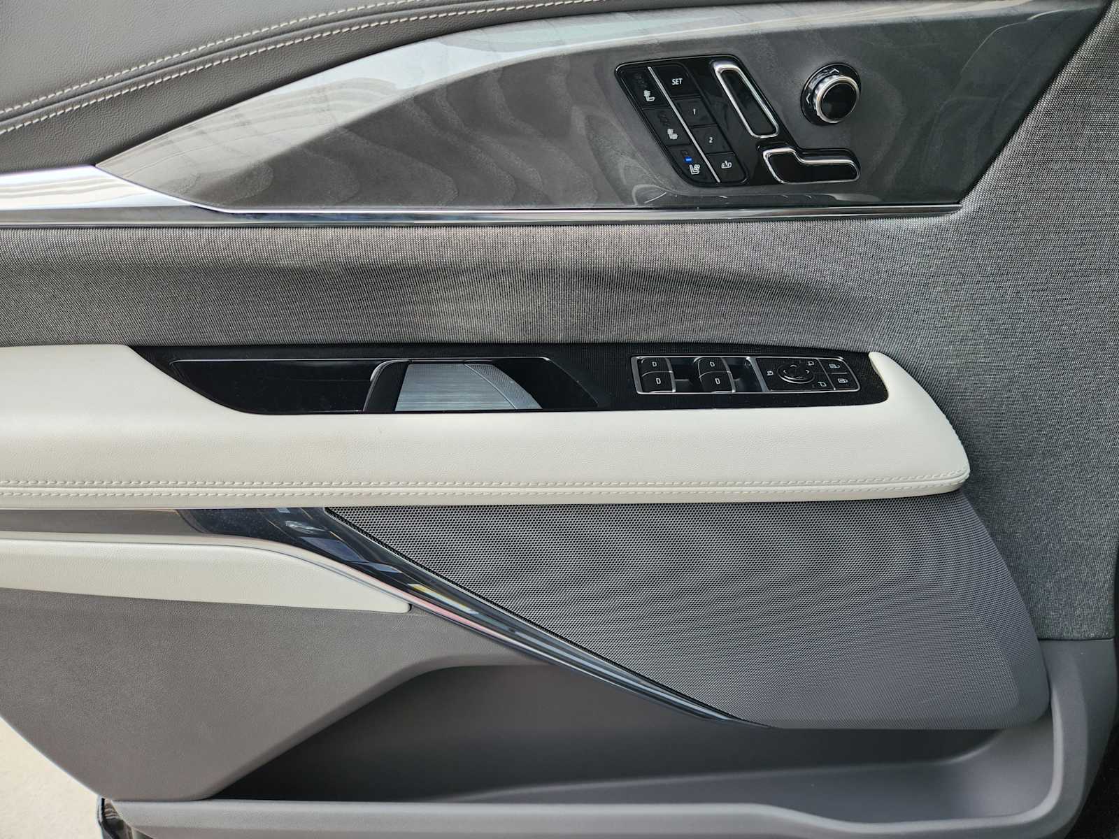 2025 Cadillac Escalade IQ Luxury photo 15