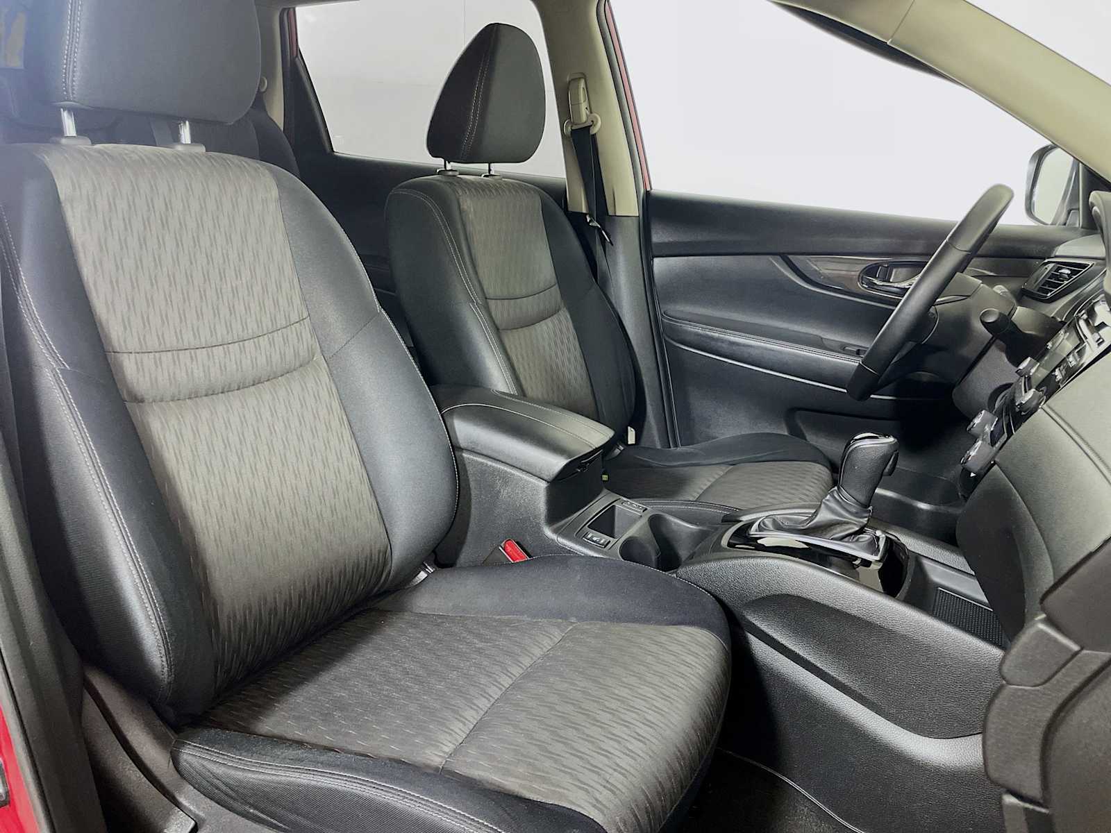 2017 Nissan Rogue SV photo 25