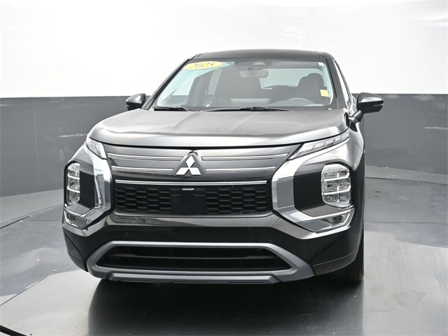 2025 Mitsubishi Outlander SE's photo