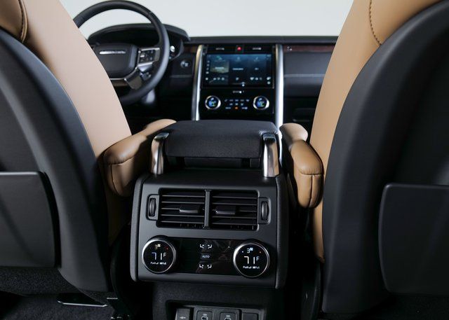 2025 Land Rover Discovery SE photo 10
