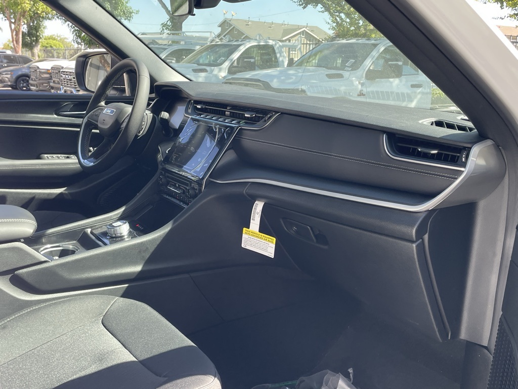 2025 Jeep Grand Cherokee Laredo X photo 18