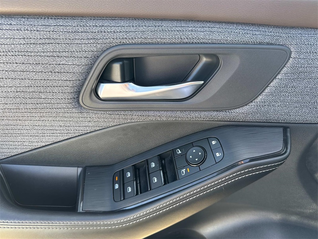 2023 Nissan Rogue SV photo 18