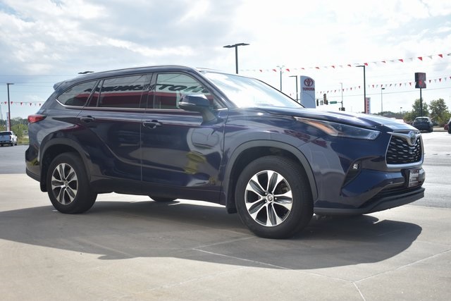 2021 Toyota Highlander XLE photo 3