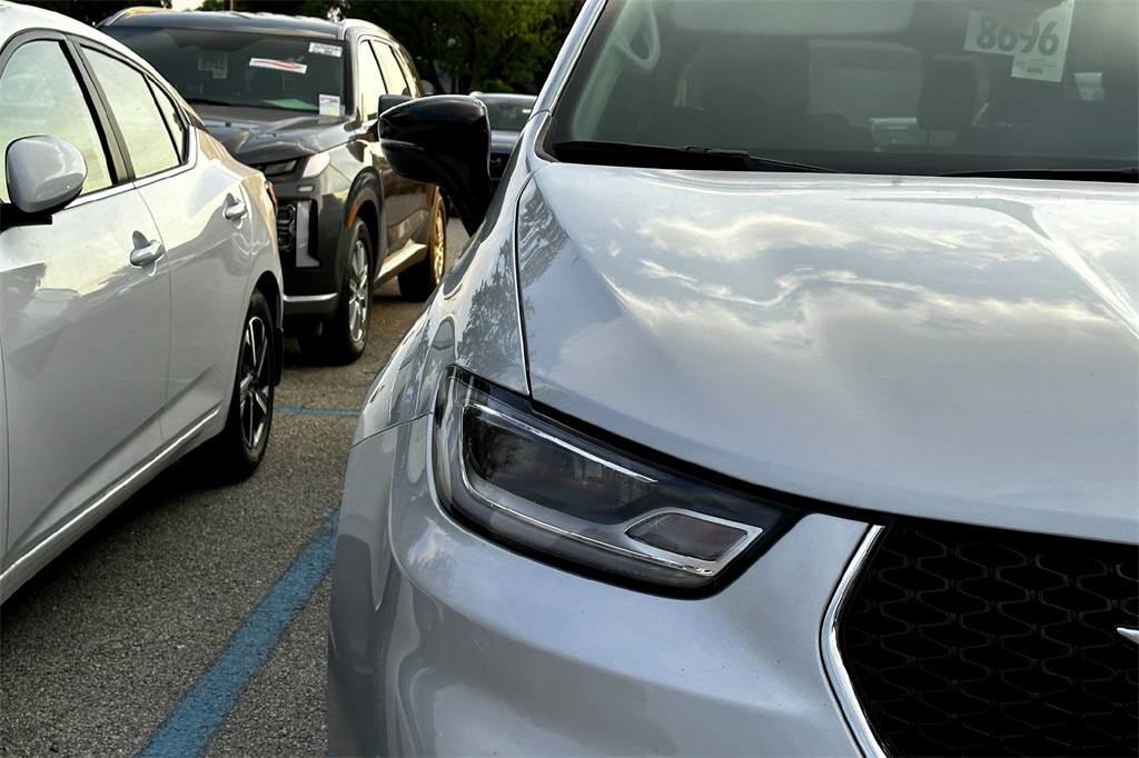 2024 Chrysler Pacifica Touring L photo 4