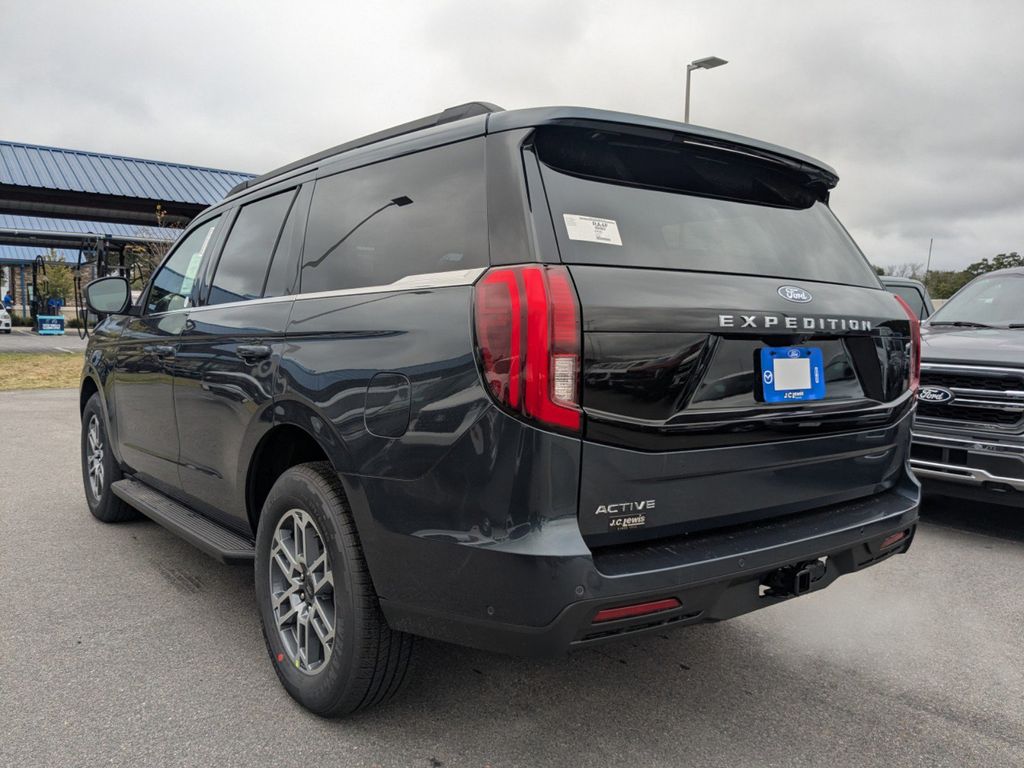 2025 Ford Expedition photo 4