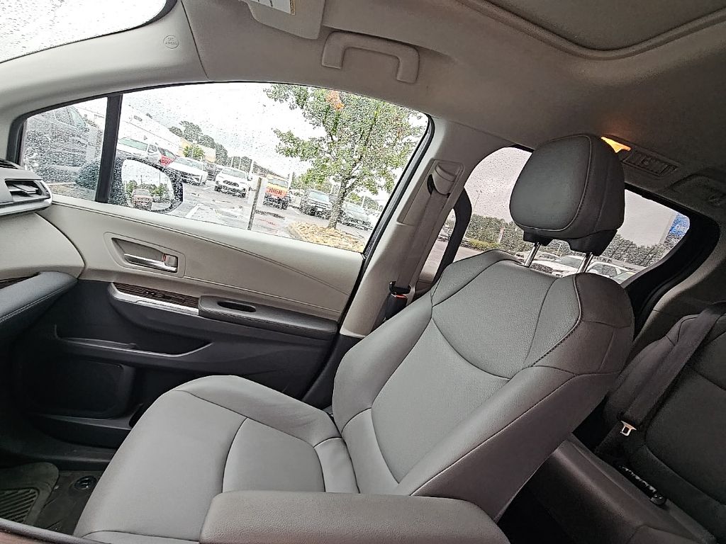 2021 Toyota Sienna XLE photo 11
