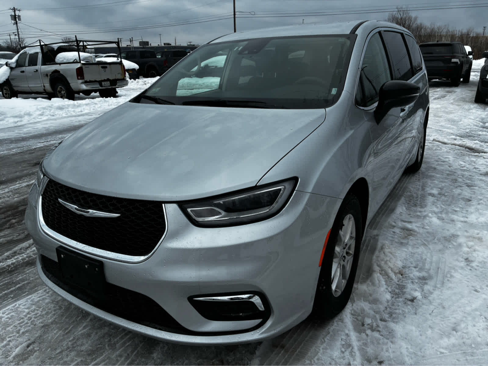 2024 Chrysler Pacifica Touring L's photo