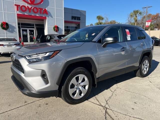 2025 Toyota RAV4 LE's photo