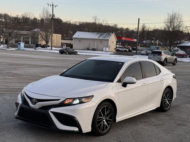 2021 Toyota Camry SE's photo