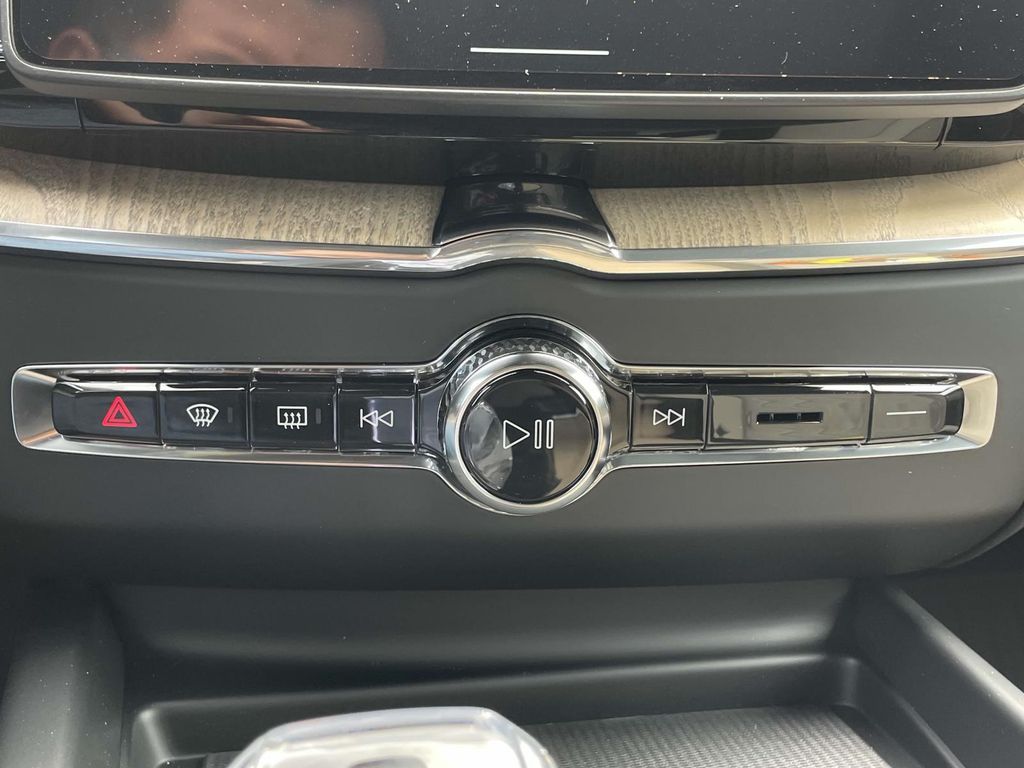 2026 Volvo XC60 B5 Core photo 21