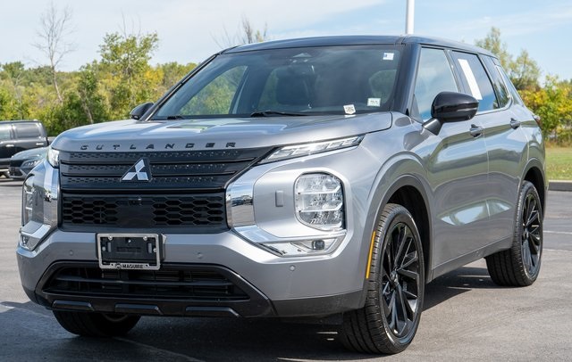 2023 Mitsubishi Outlander SEL photo 2