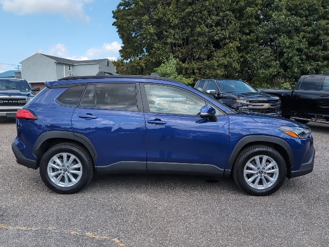2022 Toyota Corolla Cross LE photo 5
