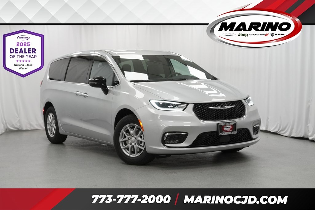 2026 Chrysler Pacifica Select's photo