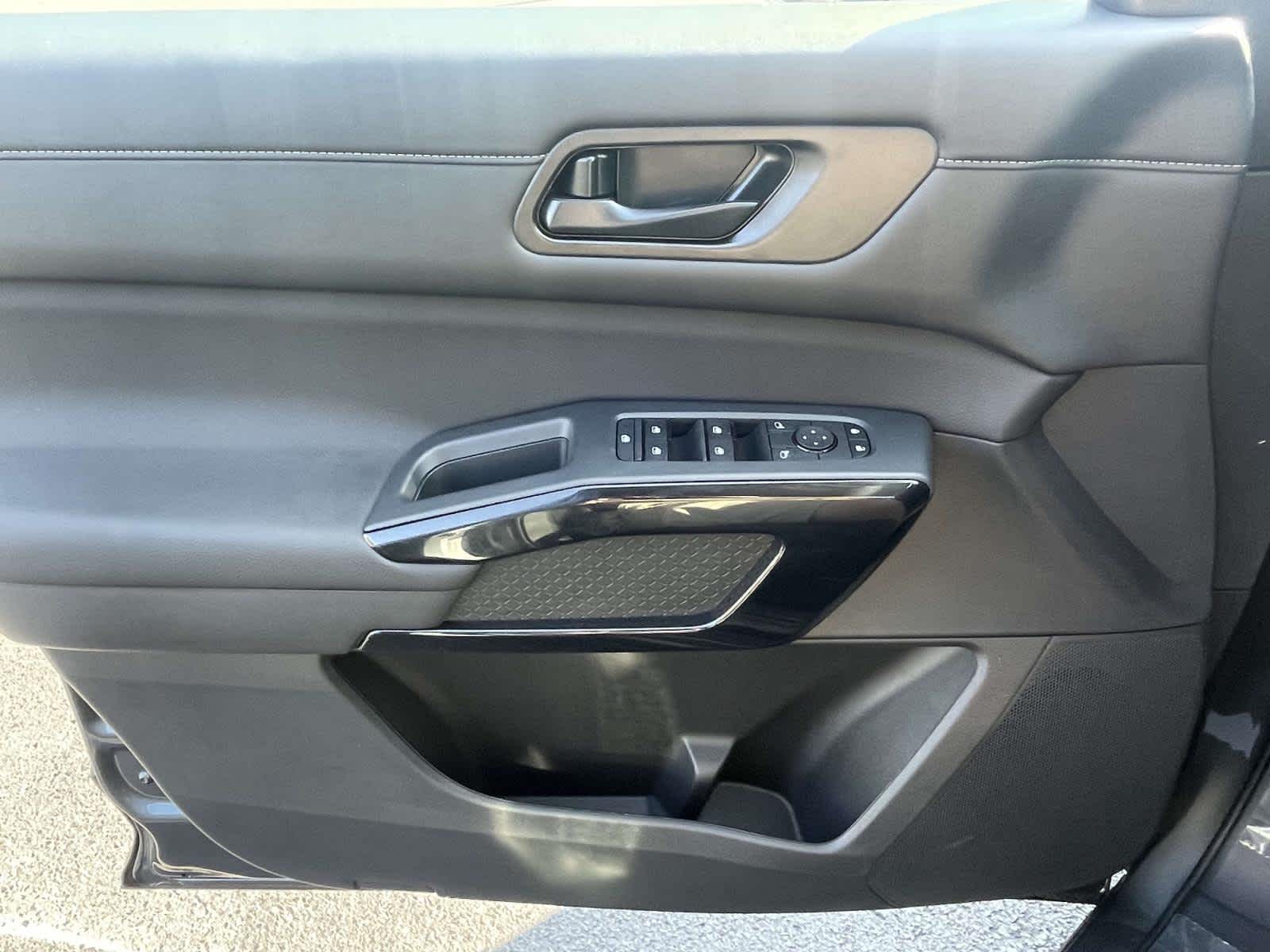 2025 Nissan Pathfinder SV photo 22