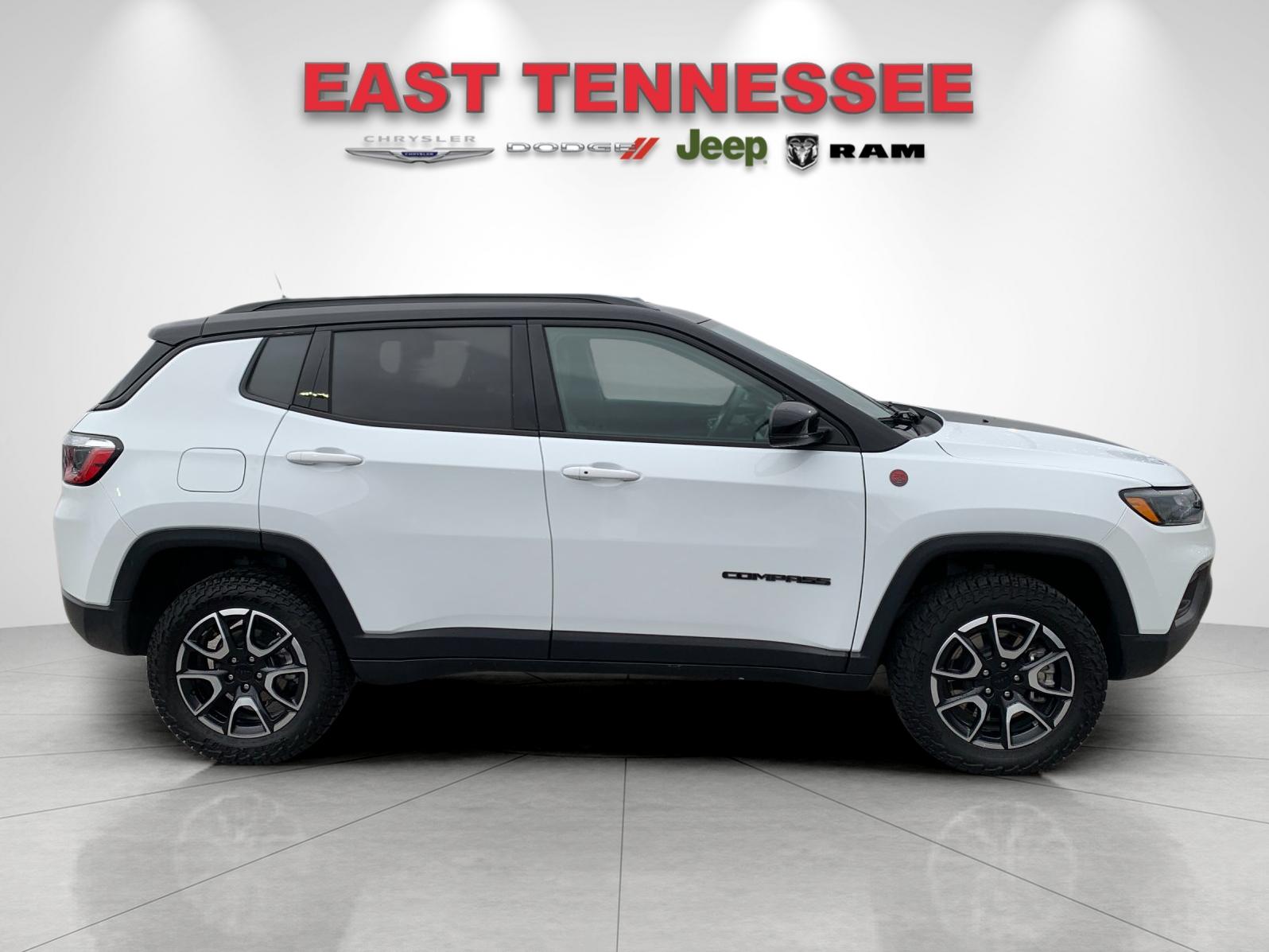 2024 Jeep Compass Trailhawk photo 2