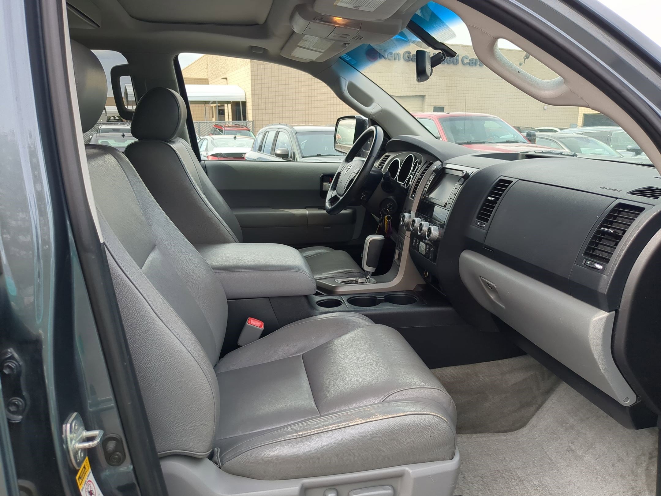 2010 Toyota Sequoia photo 28
