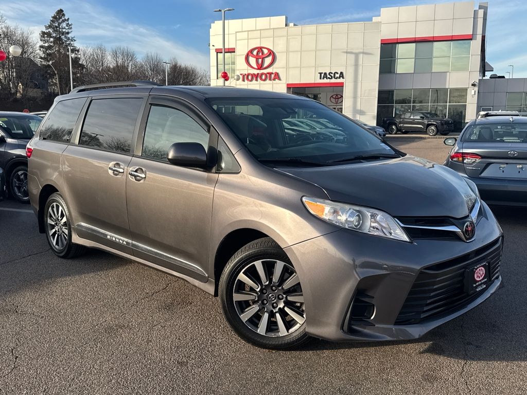 2018 Toyota Sienna LE's photo