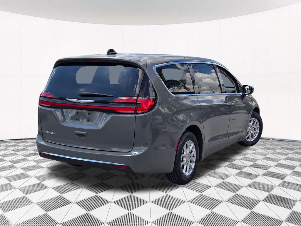 2023 Chrysler Pacifica Touring L photo 8