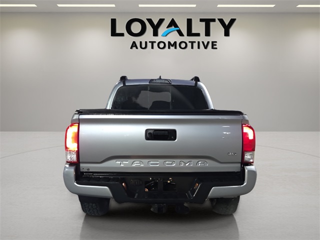 2016 Toyota Tacoma TRD Sport photo 3