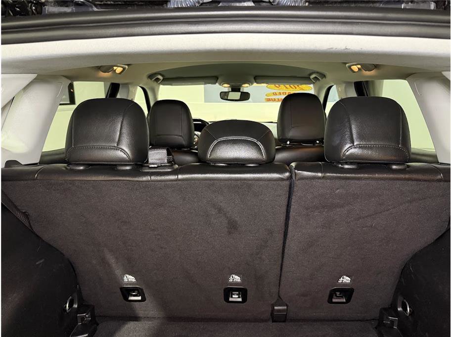 Used 2019 Diamond Black Crystal Pearlcoat Jeep Limited image 25