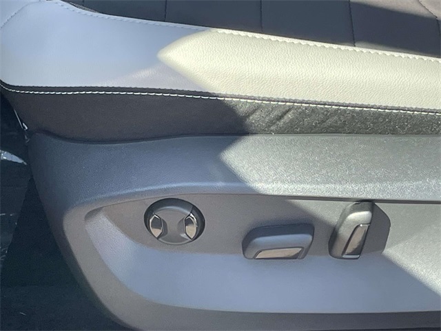 2025 Volkswagen Taos SE photo 12