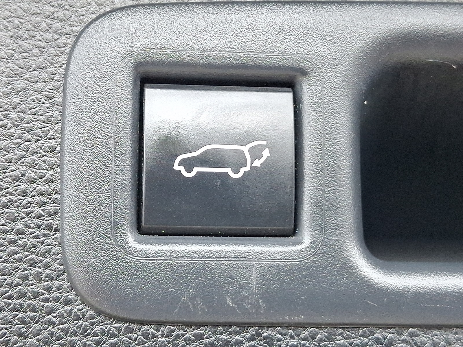 2022 Toyota Highlander Hybrid LE photo 26