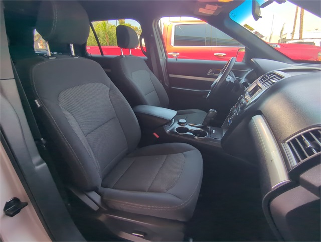 2017 Ford Explorer XLT photo 48