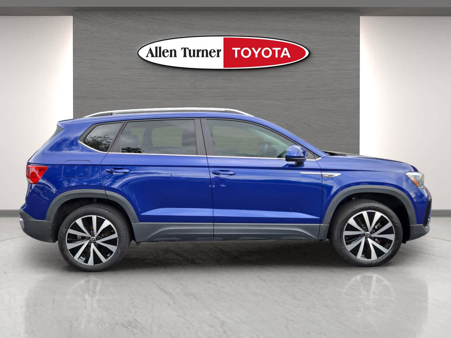 2022 Volkswagen Taos SE photo 2
