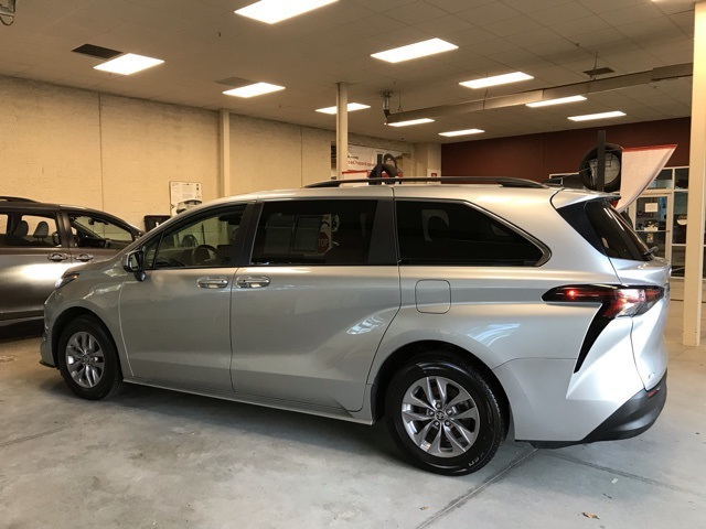 2024 Toyota Sienna LE photo 7