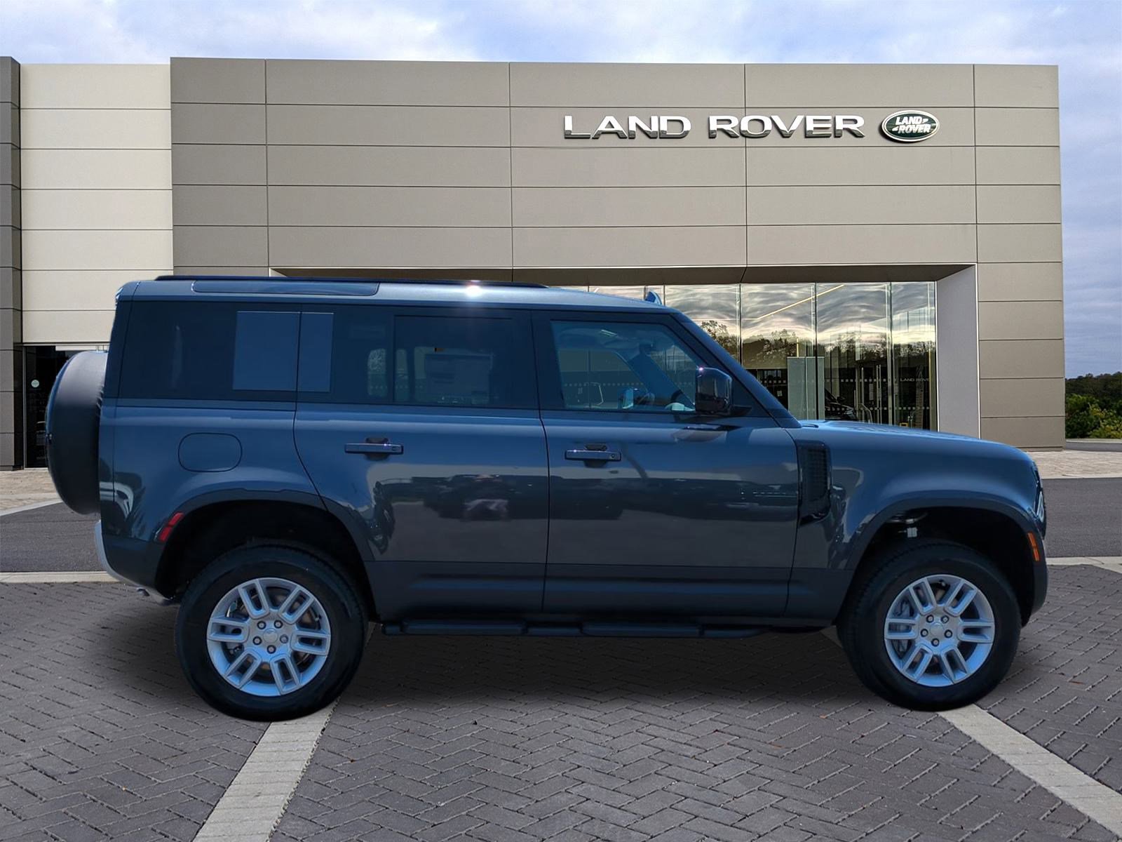 2025 Land Rover Defender S photo 4