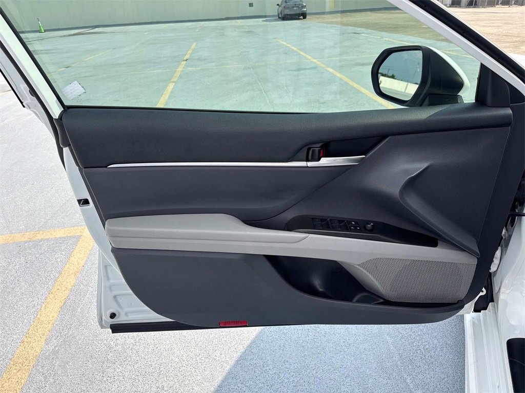 2023 Toyota Camry SE photo 17