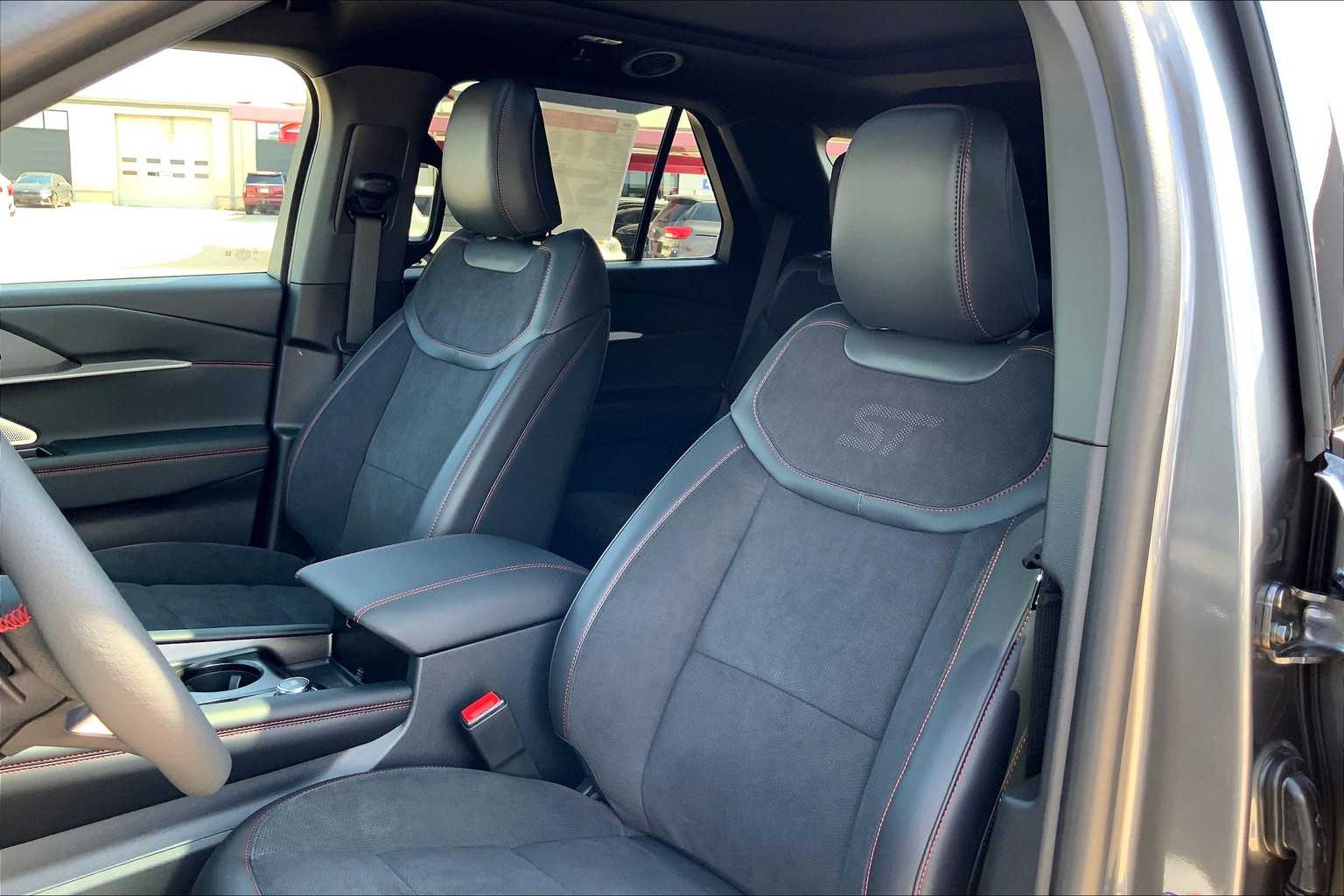2025 Ford Explorer ST photo 9