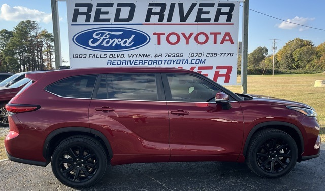 2023 Toyota Highlander LE's photo