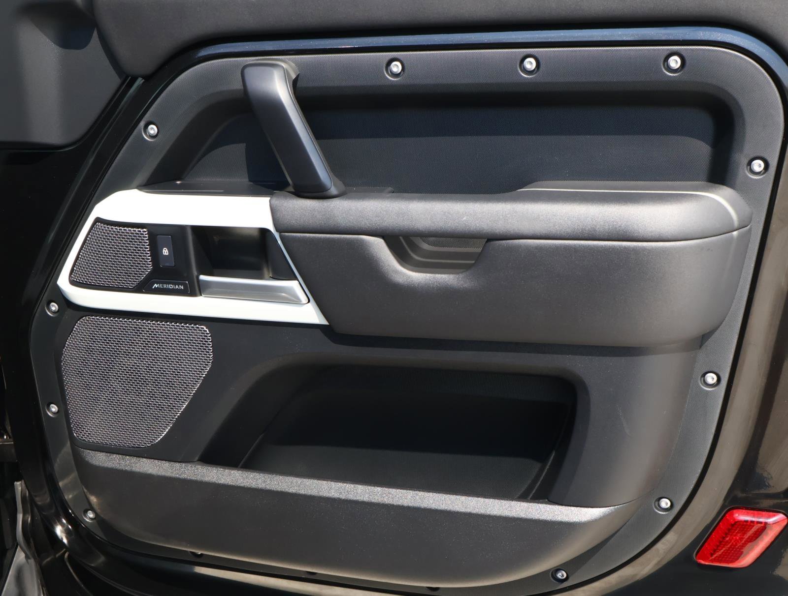 2024 Land Rover Defender S photo 13