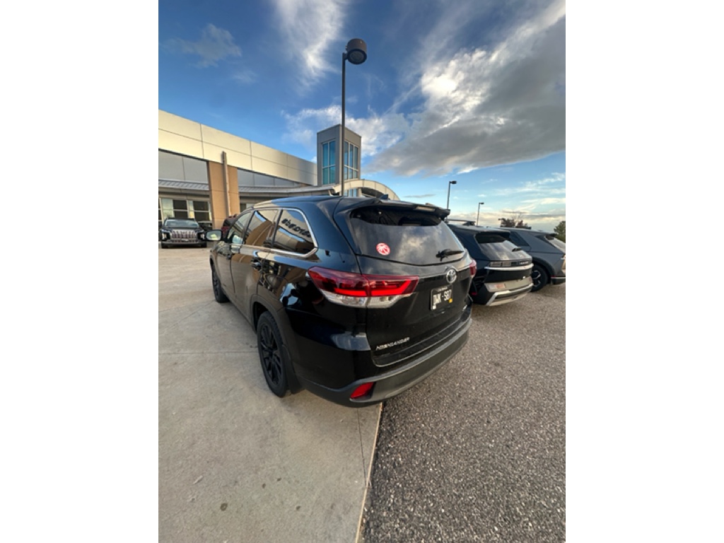 2019 Toyota Highlander SE photo 2