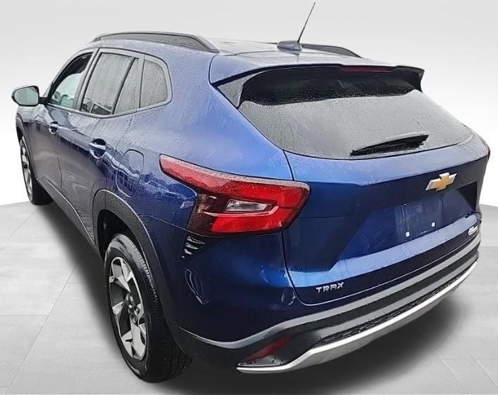 2024 Chevrolet Trax LT photo 3