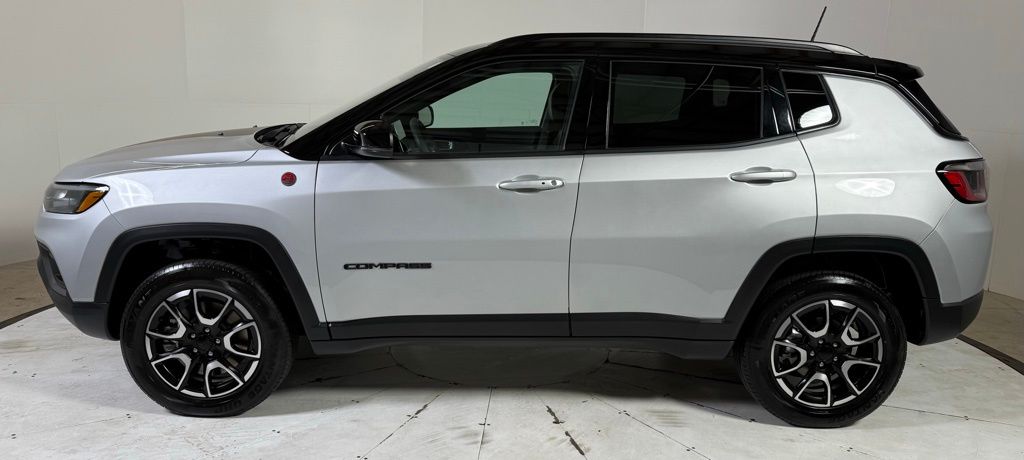 2024 Jeep Compass Trailhawk photo 3