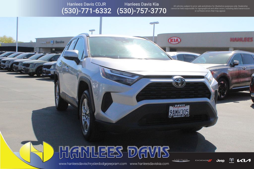 2022 Toyota RAV4 XLE photo 4