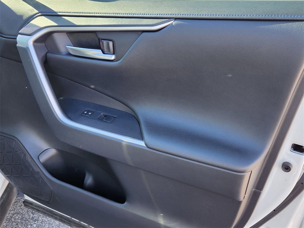 2020 Toyota RAV4 Hybrid XSE photo 17