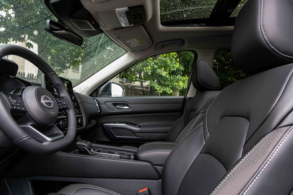 2025 Nissan Pathfinder SL photo 2
