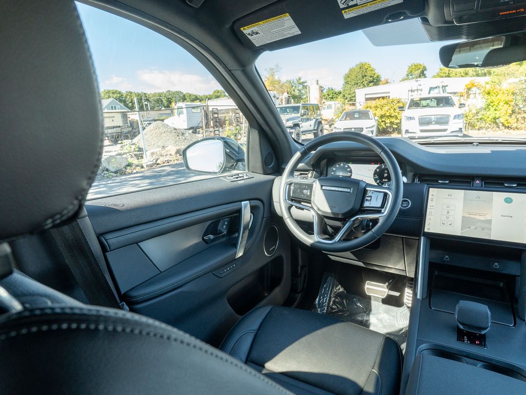 2025 Land Rover Discovery Sport SE photo 17