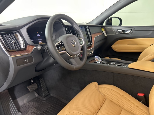 2025 Volvo XC60 B5 photo 20