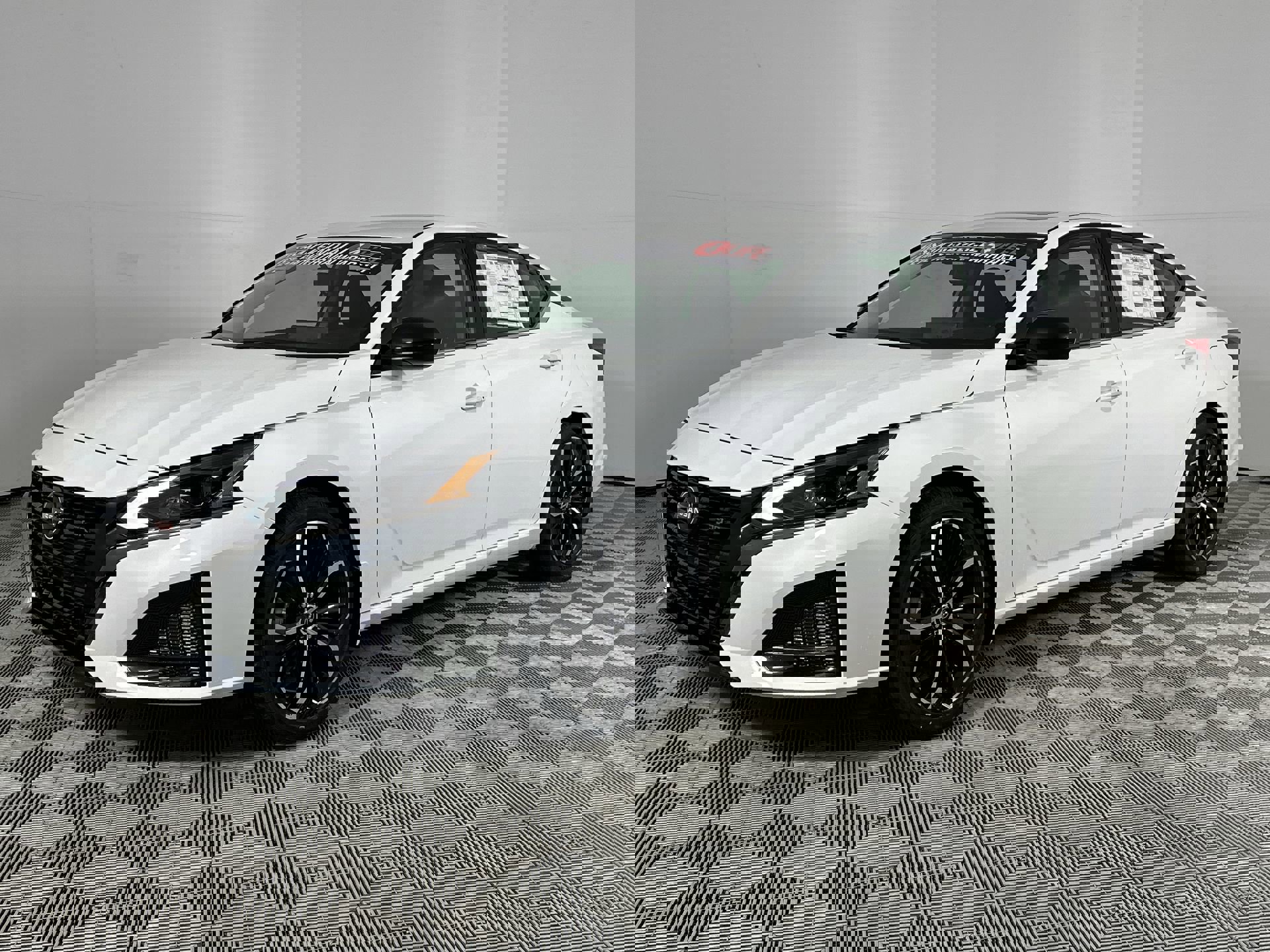 2025 Nissan Altima SR photo 4