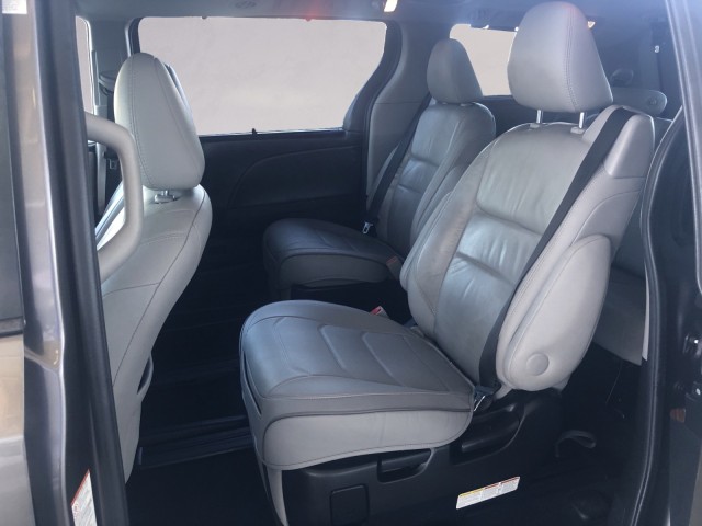 2016 Toyota Sienna Limited Premium photo 12